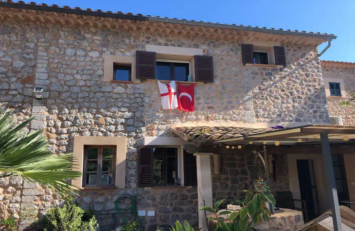 Just a short walk from Puerto de Sóller, this one of a kind property boasts a generous garden as well as exposed beams and beautiful old stone walls.
