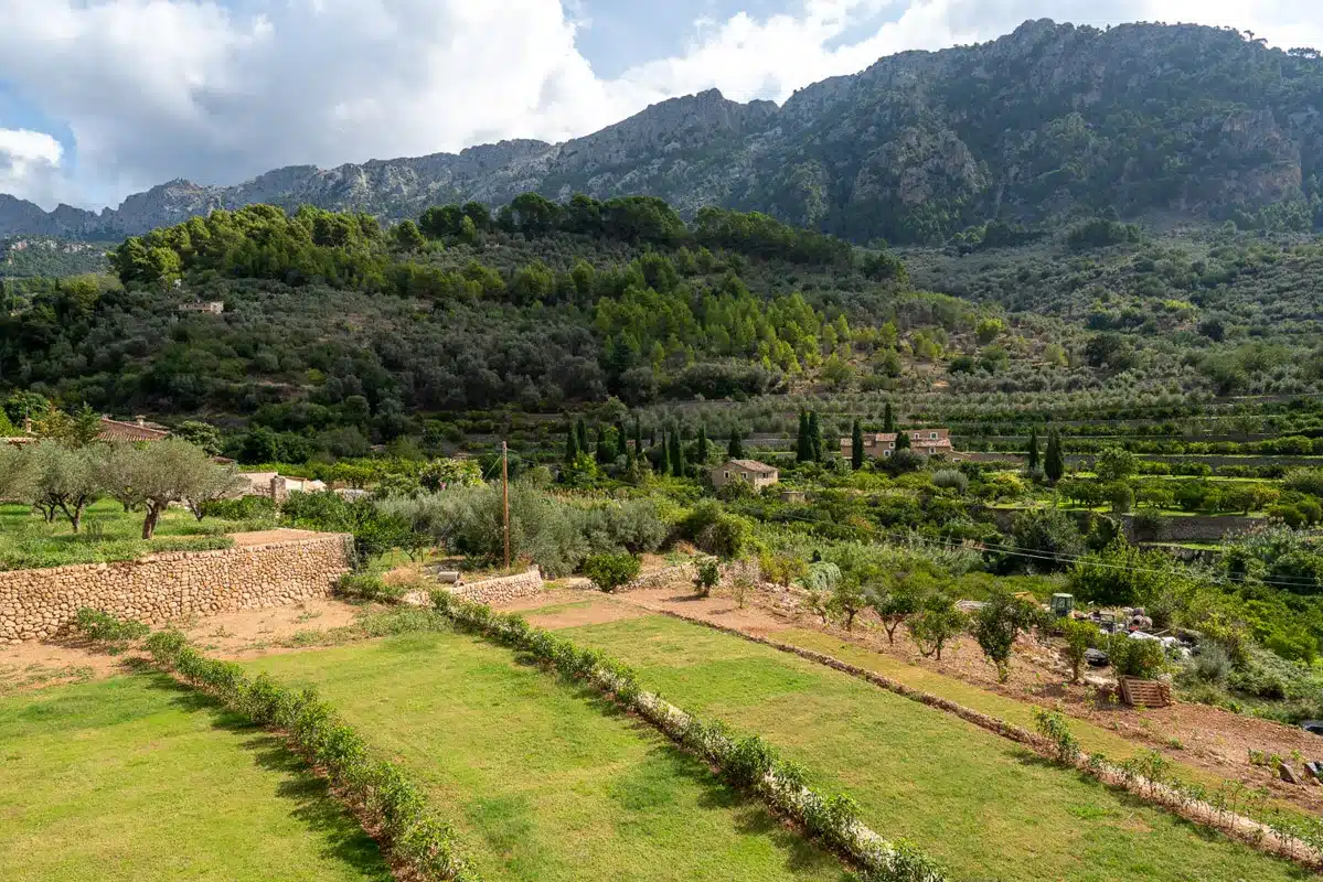 This townhouse in a UNESCO World Heritage village offers three bedrooms, a private garden with a pool, and modern amenities. Ideal for year-round living, it's minutes from the town center and a short drive to the beach.