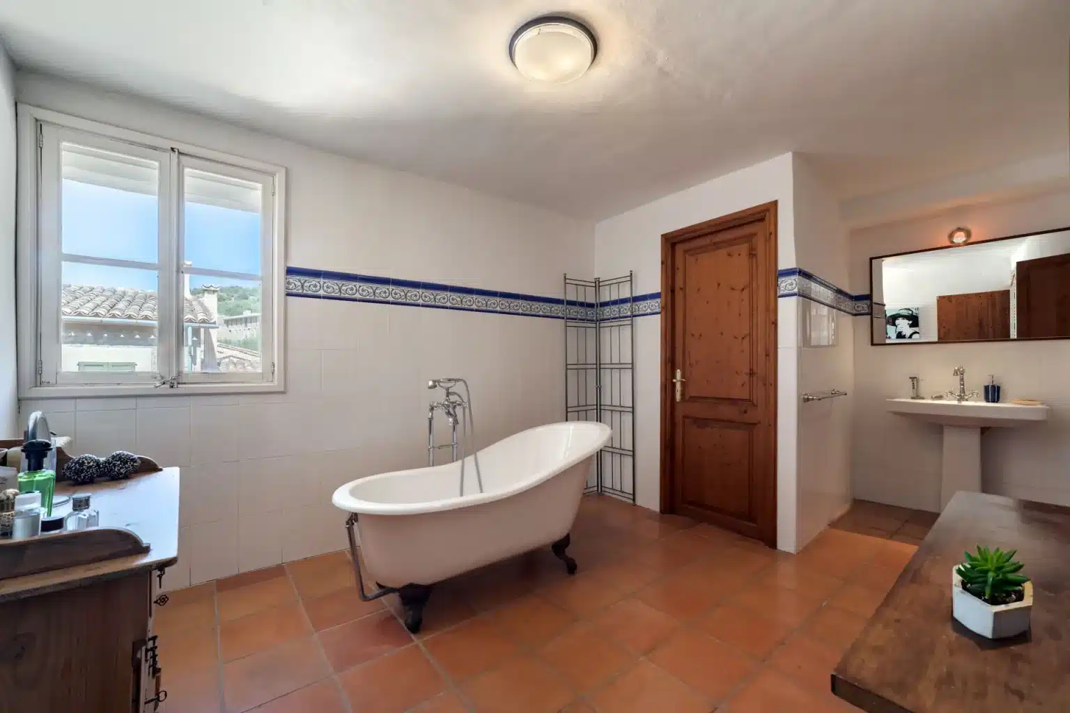 CM-S01.818-Casas-Mallorca-Tramuntana-Fornalutx-Townhouse-Main-Bathroom