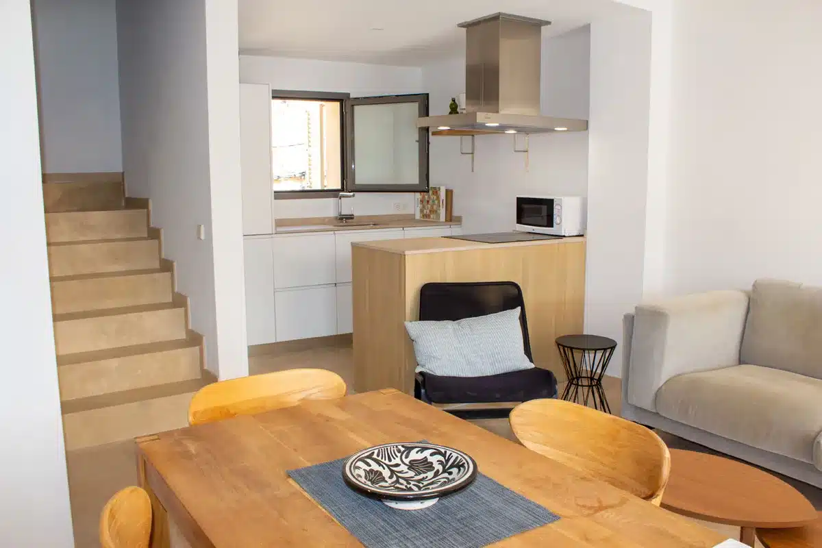 CM-S01.526_Casas_Mallorca_Tramuntana_Puerto-de-Sóller_Apartment_Centre_Livingroom_Kitchen-(2)
