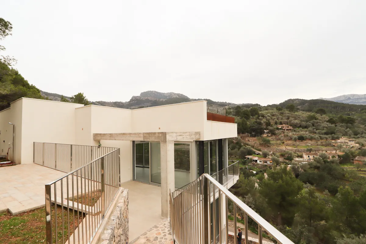 Set in a quiet part of Puerto de Soller, with beautiful views of the mountains, this modern new build is only 5 minutes' walk from the beaches and the center of the port town.