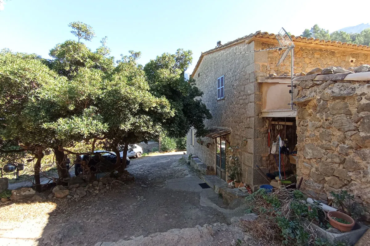 This authentic country estate, full of character, is located above the emblematic village of Deiá and in the heart of the Tramuntana mountains.