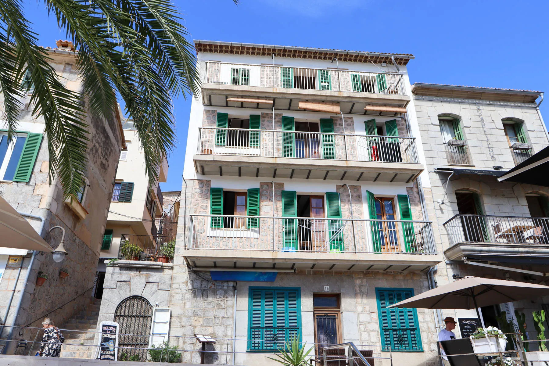 This wonderful townhouse on the seafront in the harbour of Sóller, situated in the Santa Catalina district, presents an excellent opportunity for a solid investment.