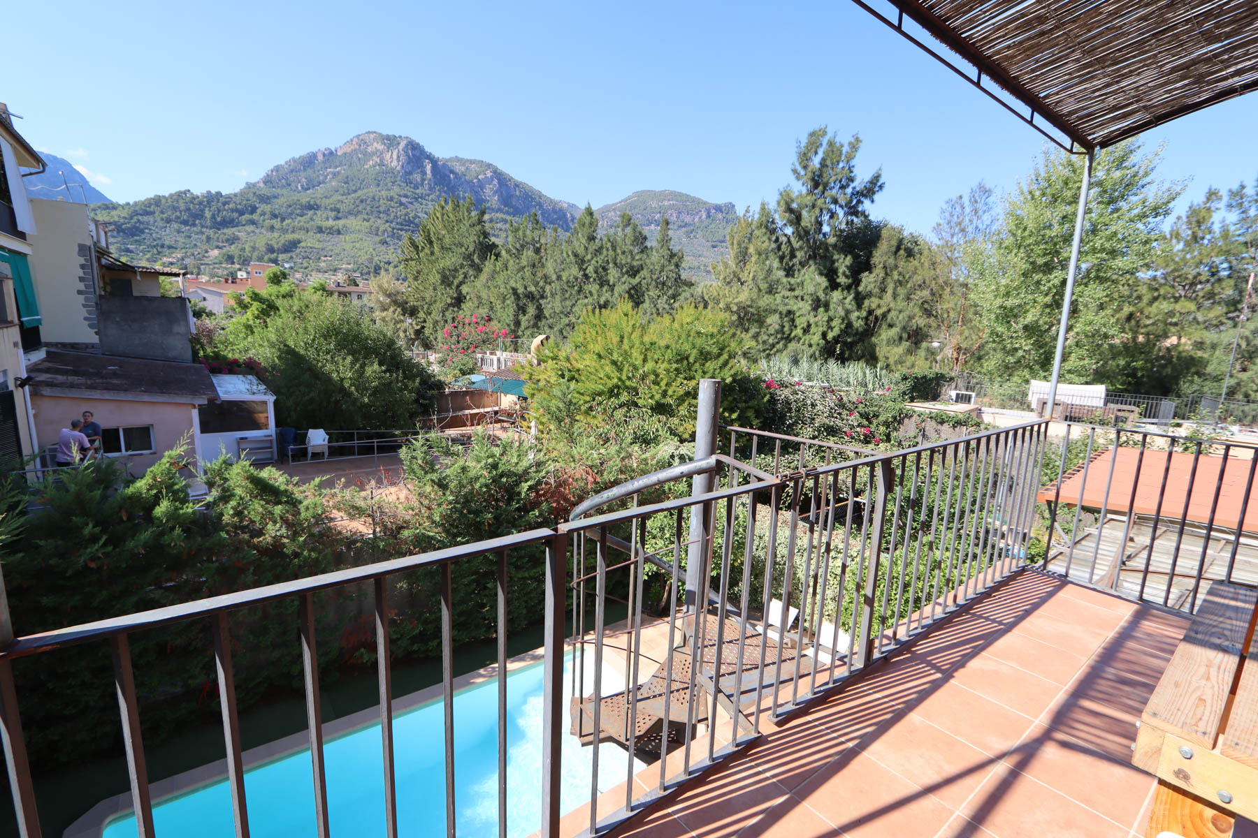 Located in a quiet and sunny area, on a cul-de-sac and just a 5-minute walk from Plaza de Sóller, is this charming townhouse, divided into three apartments and with access to a well-kept communal garden with a swimming pool.