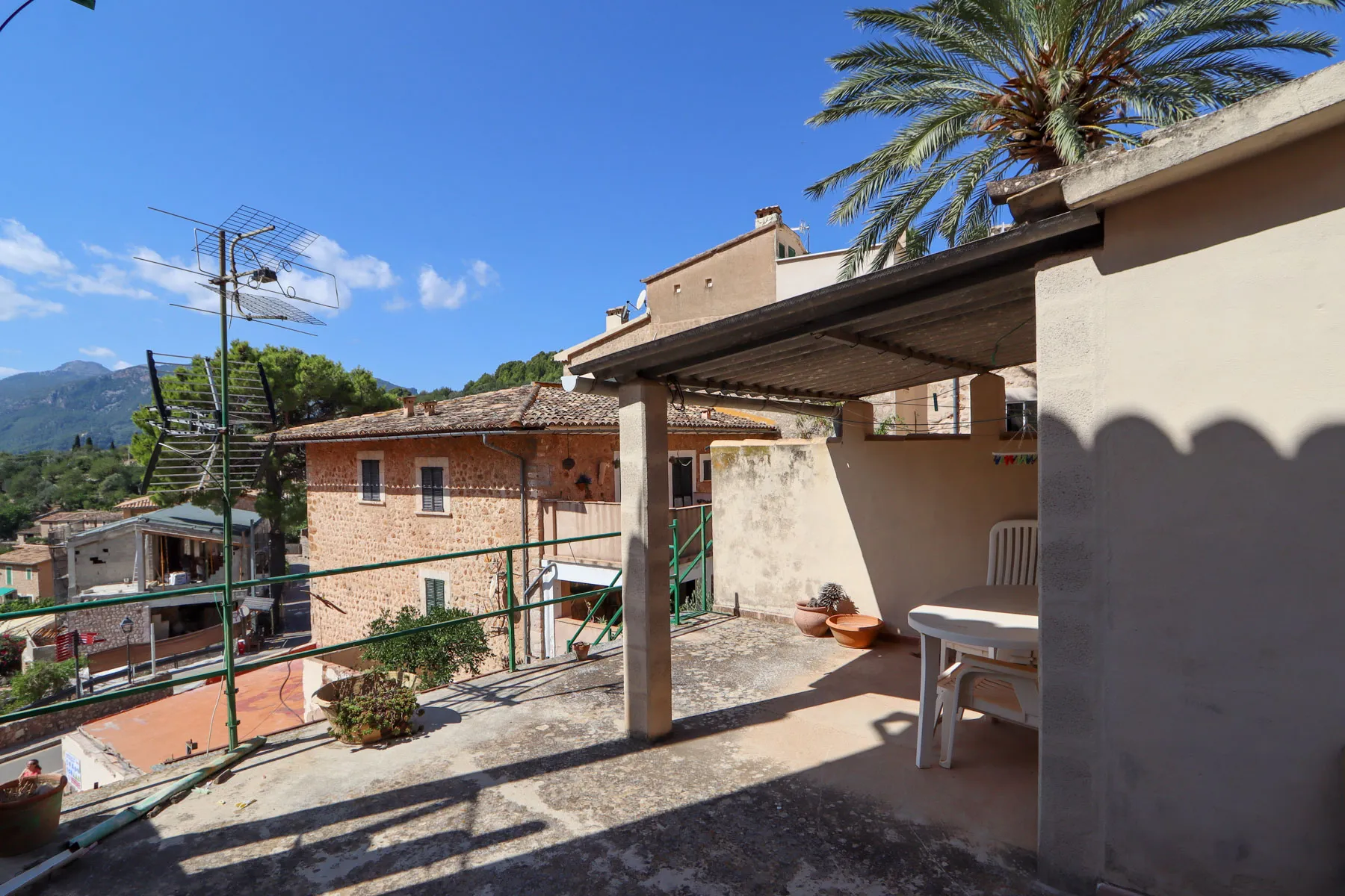 South-facing, the home enjoys year-round sunshine, a naturally pleasant climate, and reduced humidity. From its terraces and outdoor spaces, you can take in the stunning views of the Serra de Tramuntana, a UNESCO World Heritage site.