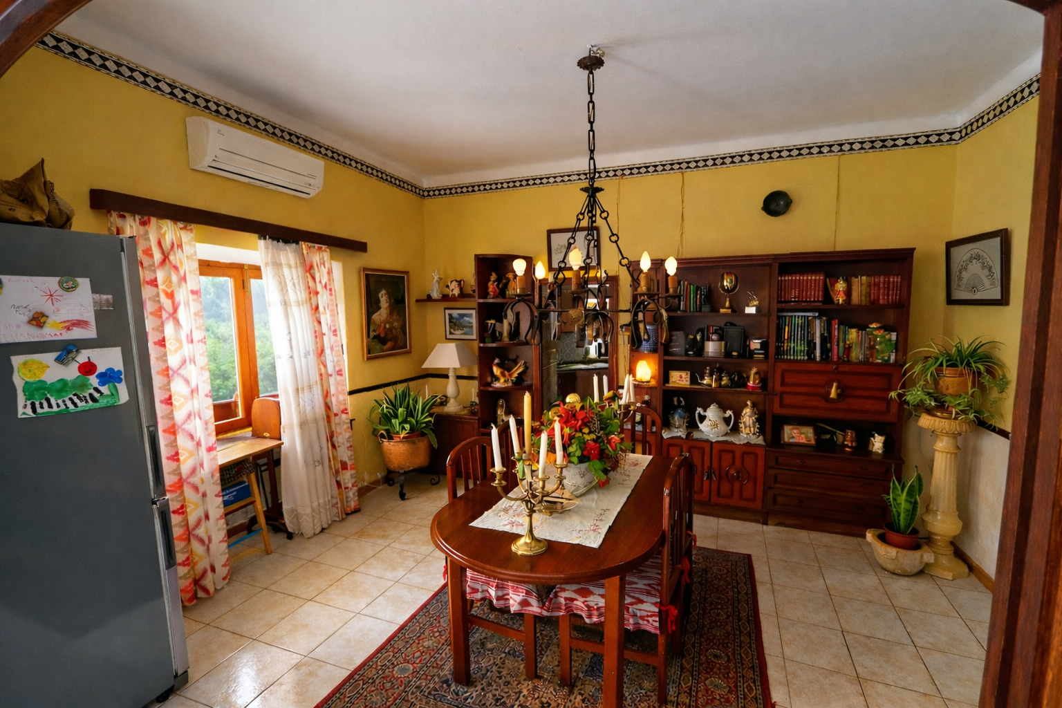 Comedor mediterráneo con detalles coloridos