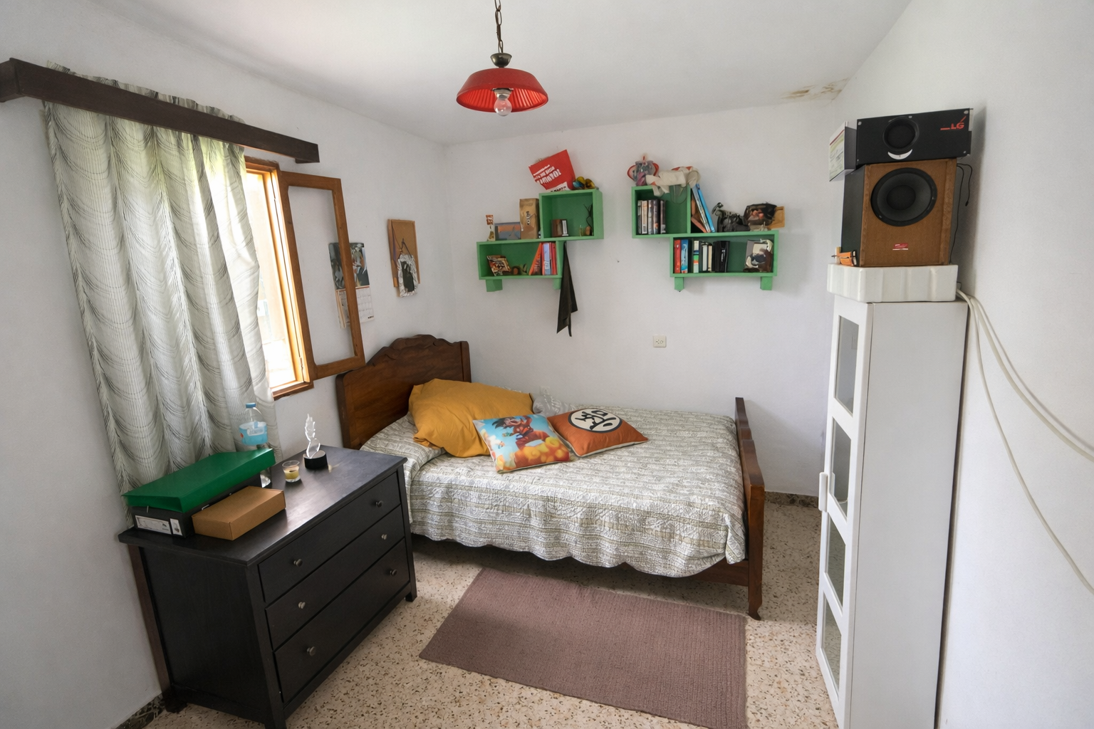Dormitorio con muebles sencillos y detalles coloridos