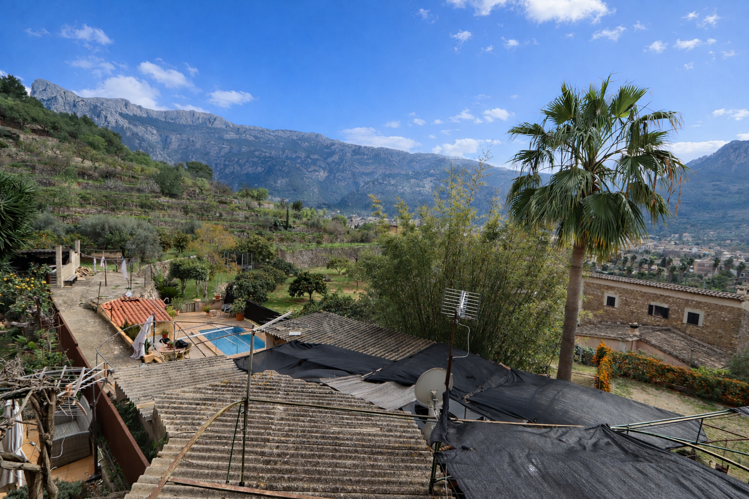 Paisaje mediterráneo con piscina y montañas