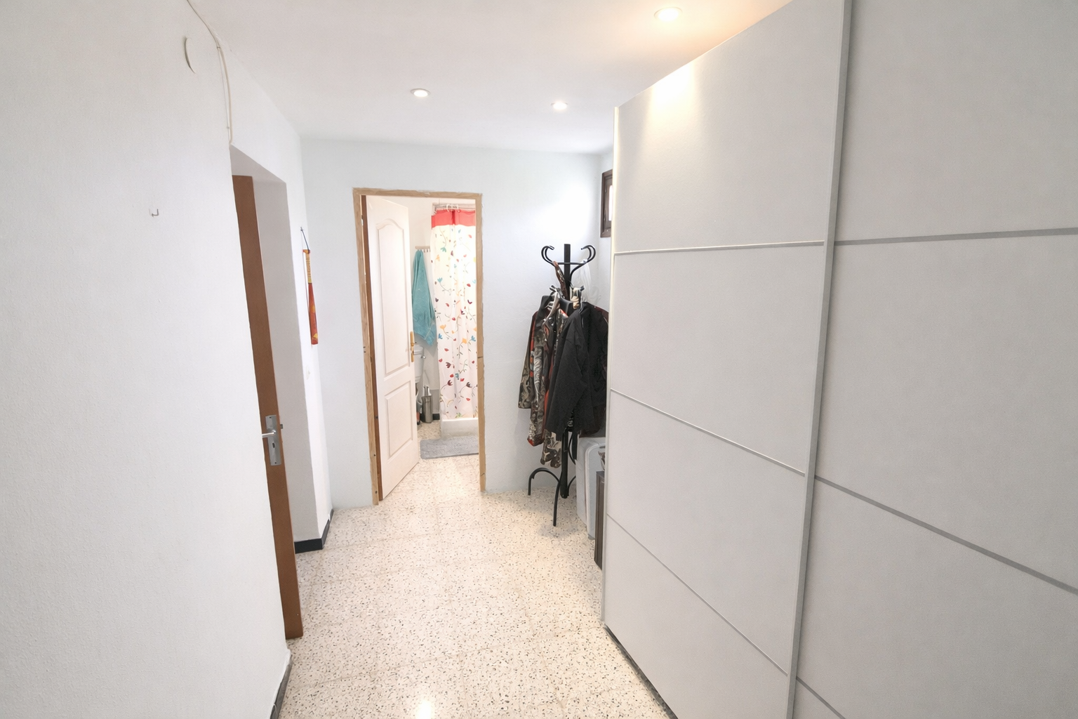 Pasillo luminoso hacia el baño