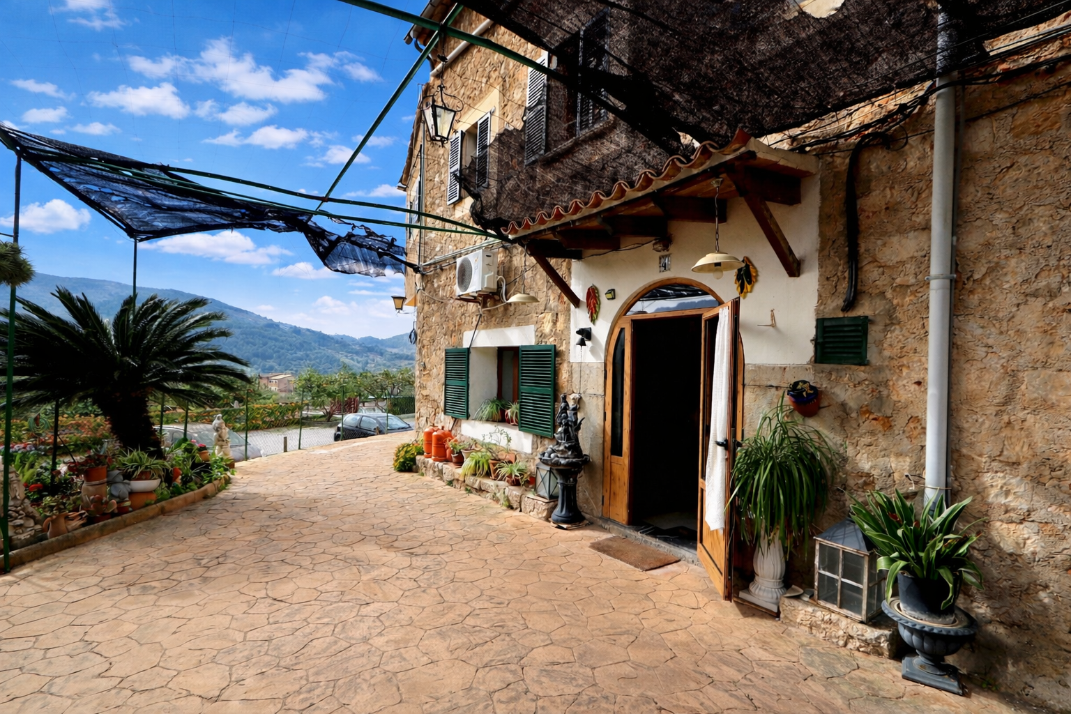 Patio mediterráneo con encanto rústico