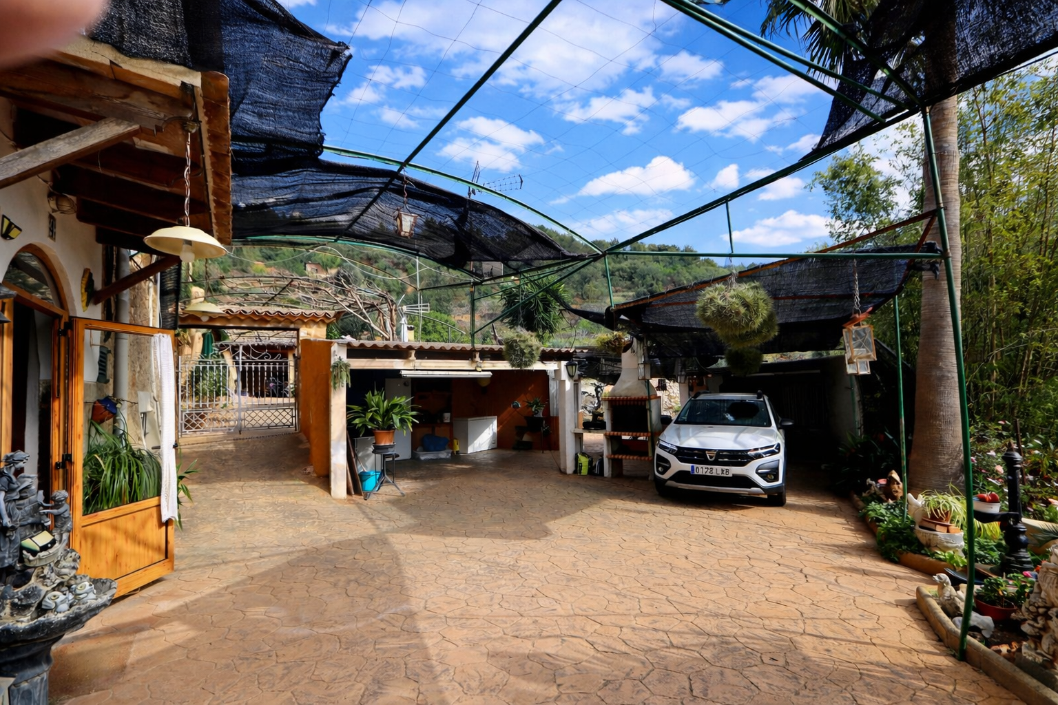 Patio rústico mediterráneo con sombra