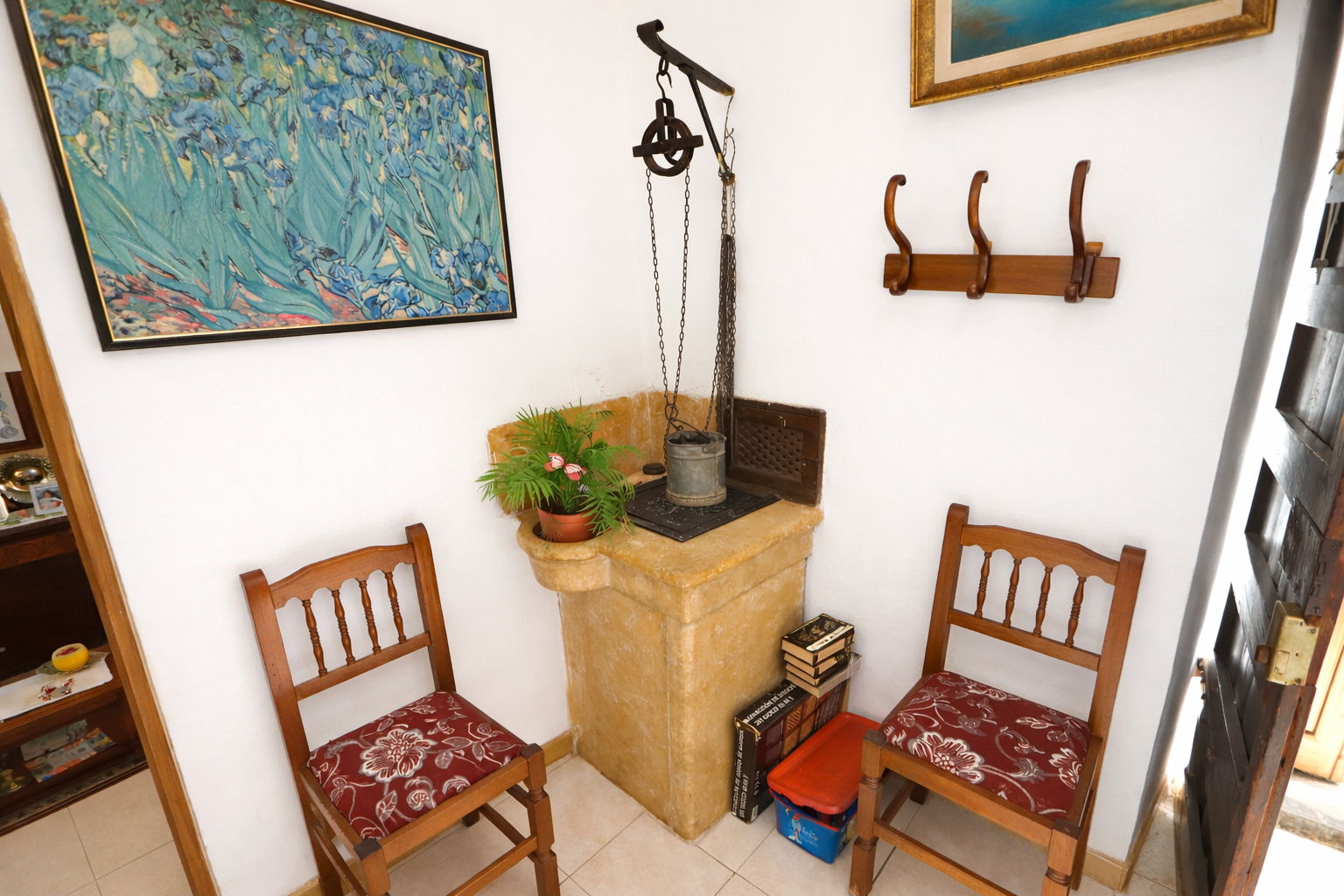 Rincón mediterráneo con sillones y basín